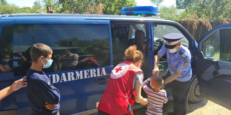 [VIDEO] O altfel de misiune. Jandarmii au adus zâmbetul pe fața unor copii părăsiți de părinți