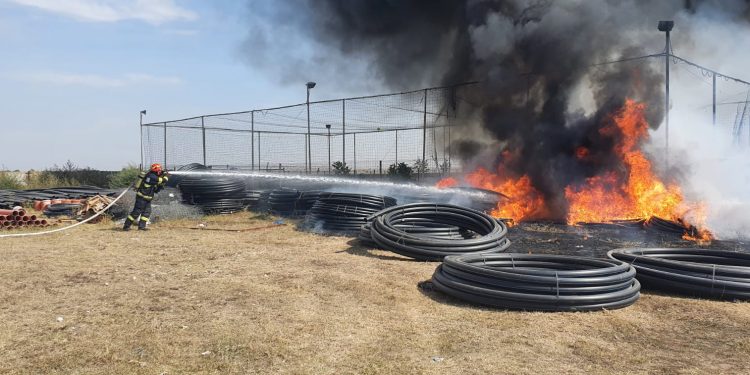 Incendiu cu pagube de 70.000 lei la târgul comunal din Buzescu (foto)