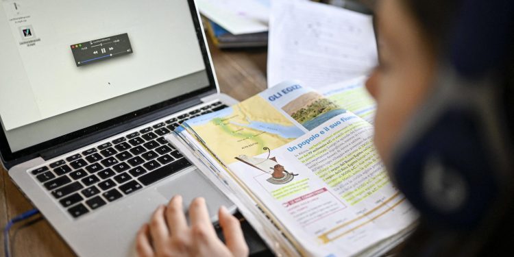 Părinții pot beneficia de indemnizație când copiii fac cursuri online