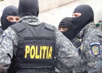 [Video] Priveghiul unui bărbat mort de Covid, întrerupt de mascați, în Roșiorii de Vede