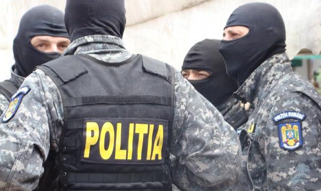 [Video] Priveghiul unui bărbat mort de Covid, întrerupt de mascați, în Roșiorii de Vede