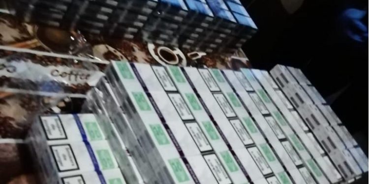 Baxuri cu țigări de contrabandă descoperite de polițiști, în Teleorman și Argeș