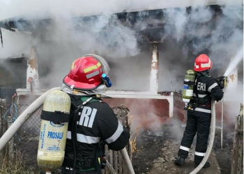 O bătrână a murit în locuința sa cuprinsă de flăcări, în Rădoiești