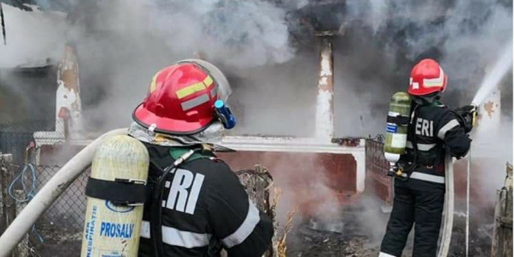 O bătrână a murit în locuința sa cuprinsă de flăcări, în Rădoiești