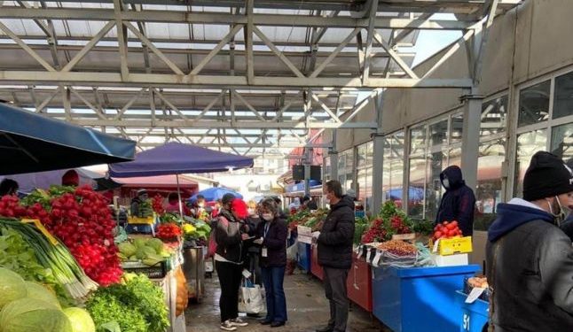 Parlamentul a decis: piețele și târgurile pot rămâne deschise în interior