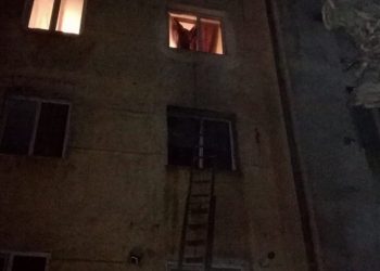 Panică într-un bloc din Turnu Măgurele, în seara de Ajun! O lumânare aprinsă a provocat un incediu