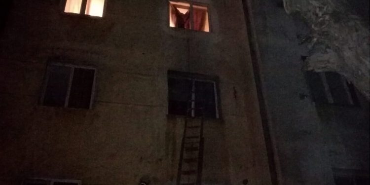 Panică într-un bloc din Turnu Măgurele, în seara de Ajun! O lumânare aprinsă a provocat un incediu