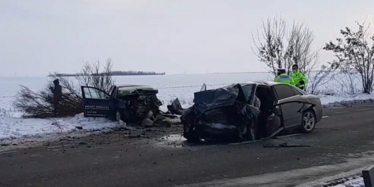 Accident grav pe DN 52: două persoane sunt în stare critică. Un elicopter SMURD vine în ajutor [FOTO]