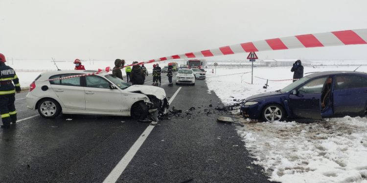Trei persoane rănite într-un accident produs la ieșirea din Alexandria [FOTO]