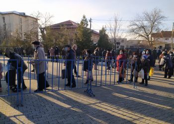 De Bobotează, alexăndrenii au stat cuminți la coadă pentru a lua apă sfințită  [VIDEO]