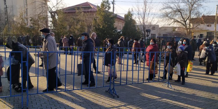 De Bobotează, alexăndrenii au stat cuminți la coadă pentru a lua apă sfințită  [VIDEO]