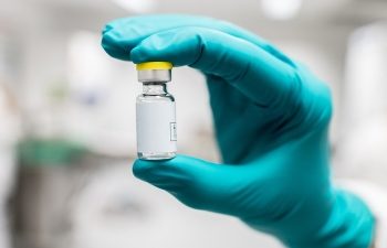Deficit de doze de vaccin. Se amână vaccinarea persoanelor care deservesc zone esenţiale