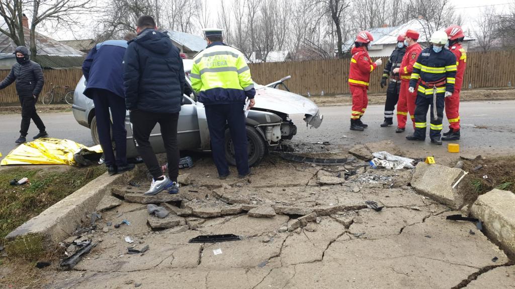 (FOTO) Șofer de TIR transportat cu elicopterul SMURD la București, după ce s-a răsturnat cu autotrenul - 