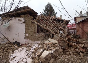 Explozie provocată de o butelie, în comuna Saelele. Doi bătrâni răniți (foto)