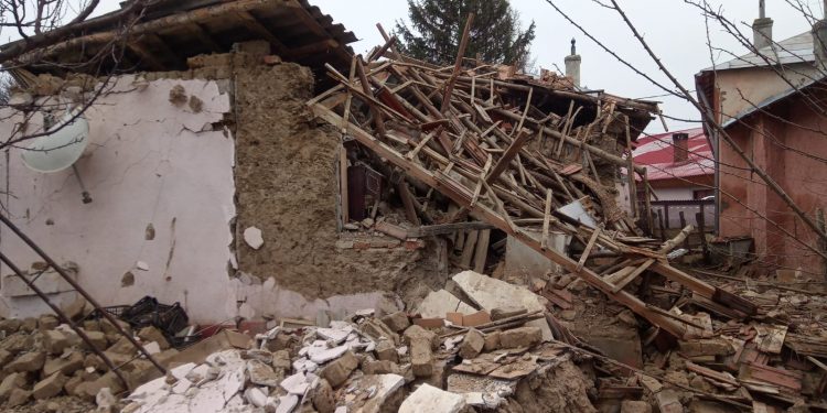 Explozie provocată de o butelie, în comuna Saelele. Doi bătrâni răniți (foto)