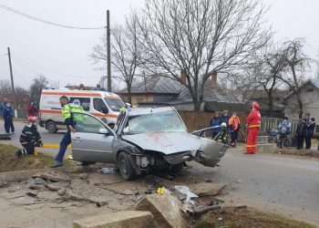 Un bărbat a decedat după ce mașina în care se afla a lovit un cap de pod, în Tătărăști [FOTO]