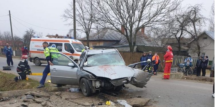 Un bărbat a decedat după ce mașina în care se afla a lovit un cap de pod, în Tătărăști [FOTO]