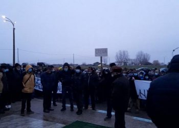 Salariații de la Donau Chem continuă protestele. Abandonați de sindicat, oamenii au apelat la autoritățile locale
