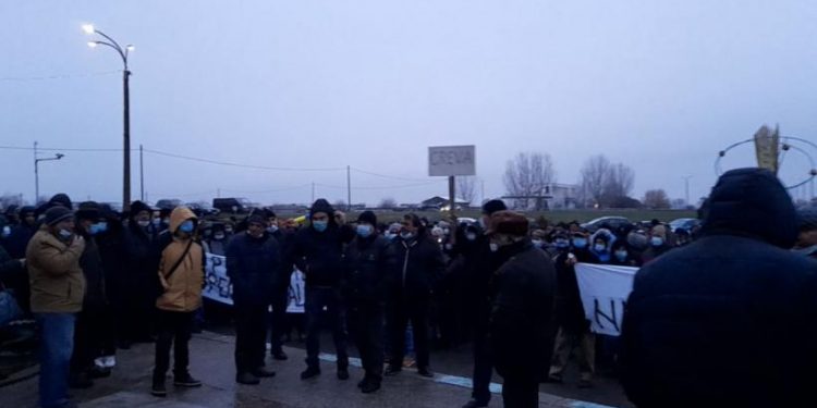 Salariații de la Donau Chem continuă protestele. Abandonați de sindicat, oamenii au apelat la autoritățile locale