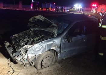 Răniți după ce s-au răsturnat cu mașina pe câmp