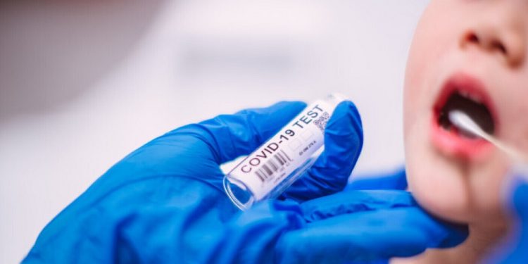 Risc de contaminare în școlile de la țară! Nu are cine să testeze elevii și profesorii