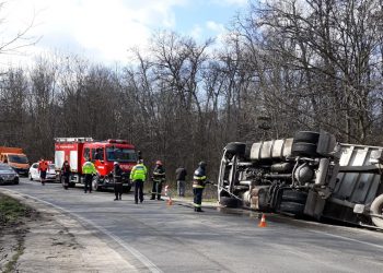 TIR plin cu cereale s-a răsturnat pe DN 65A, în Teleorman [foto]