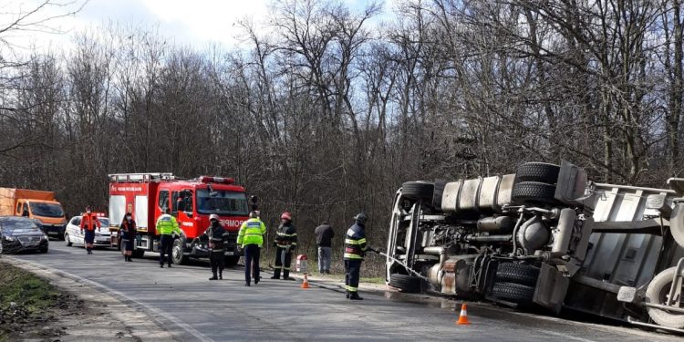 TIR plin cu cereale s-a răsturnat pe DN 65A, în Teleorman [foto]