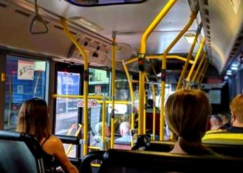 Finanțarea transportului elevilor pasată primăriilor. Edilii acuză Guvernul că încalcă legea