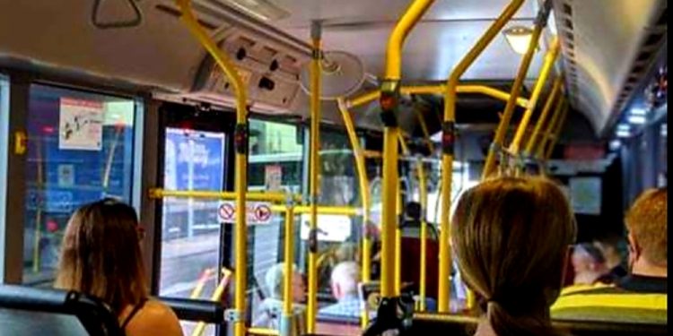 Finanțarea transportului elevilor pasată primăriilor. Edilii acuză Guvernul că încalcă legea