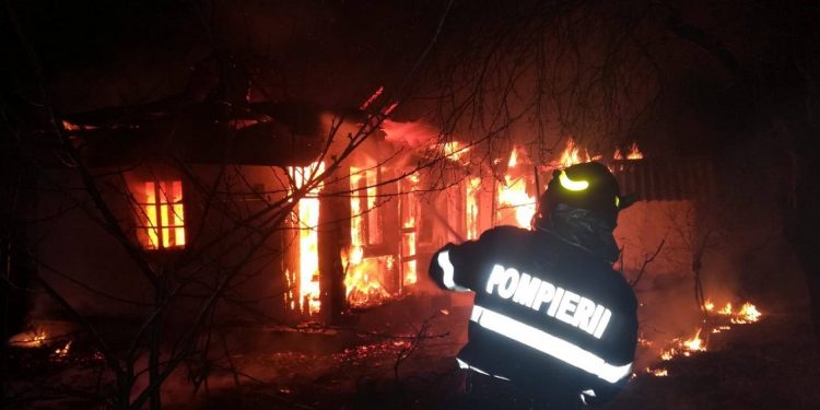 O locuință a fost distrusă de flăcări, în satul Cetatea [foto & video]