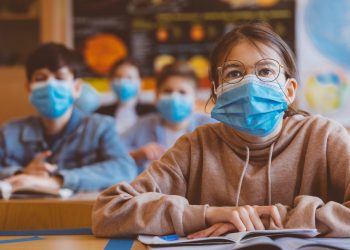 Elevii vor fi testați pentru Covid-19 la întoarcerea din vacanța de primăvară. Vor fi folosite teste non-invazive