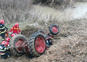 Un tânăr a murit după ce s-a răsturnat cu tractorul