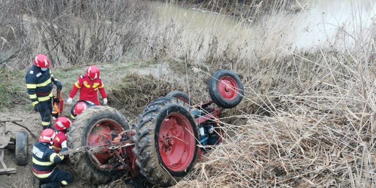 Un tânăr a murit după ce s-a răsturnat cu tractorul