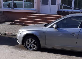 Zeci de mașini vandalizate în Alexandria. Infractorii au fost prinși