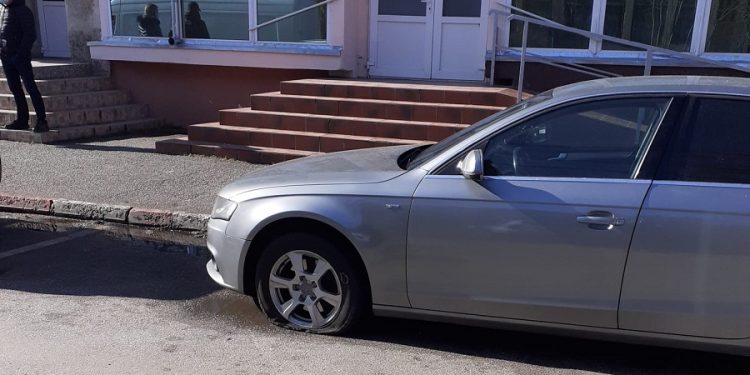 Zeci de mașini vandalizate în Alexandria. Infractorii au fost prinși