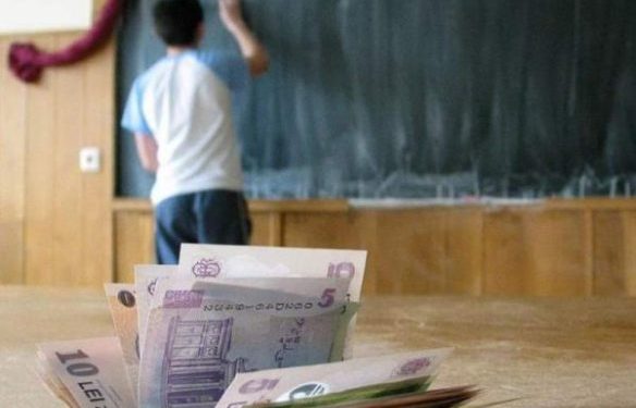 Primarul Drăgușin vrea să majoreze bursele elevilor din Alexandria. Câți bani vor primi copiii
