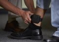 Agresorii vor purta brățări electronice la gleznă