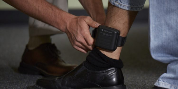 Agresorii vor purta brățări electronice la gleznă