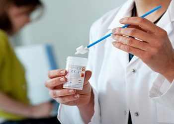 Screening pentru depistarea cancerului de col uterin și tratament pentru femeile din Alexandria. Serviciile sunt gratuite