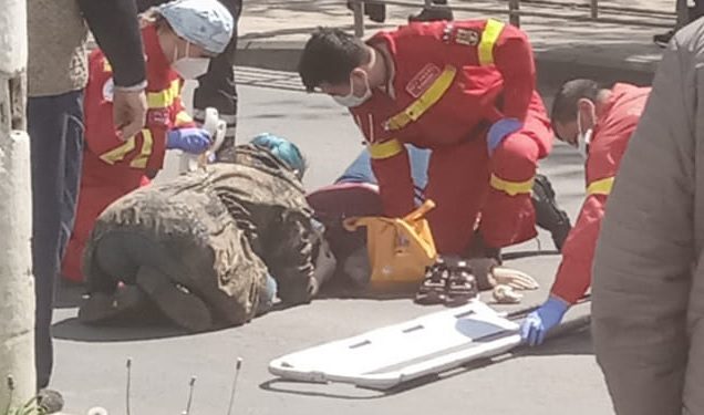 Eroina cu păr albastru este din Teleorman. Asistenta a salvat victima unui accident rutier, în timpul său liber