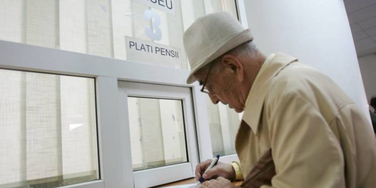 Pensionarii își vor putea recupera toți banii pierduți prin calcularea greșită a pensiilor. S-a publicat legea