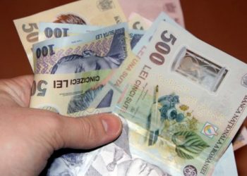 Bătrâni înşelaţi cu produse pentru bucătărie de slabă calitate. Prejudiciul se ridică la 400.000 de lei