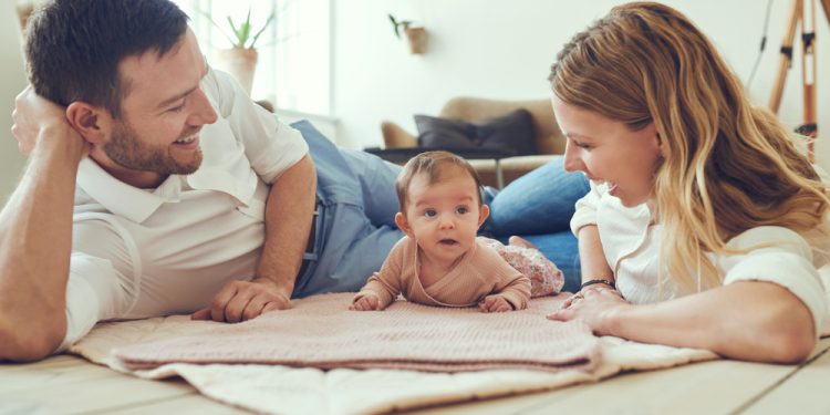 Stimulentul de inserţie se acordă şi după ce părintele termină concediul de creştere a copilului. Care sunt condițiile