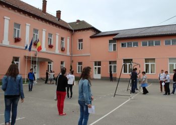 Fără mască în curtea școlii, de săptămâna viitoare