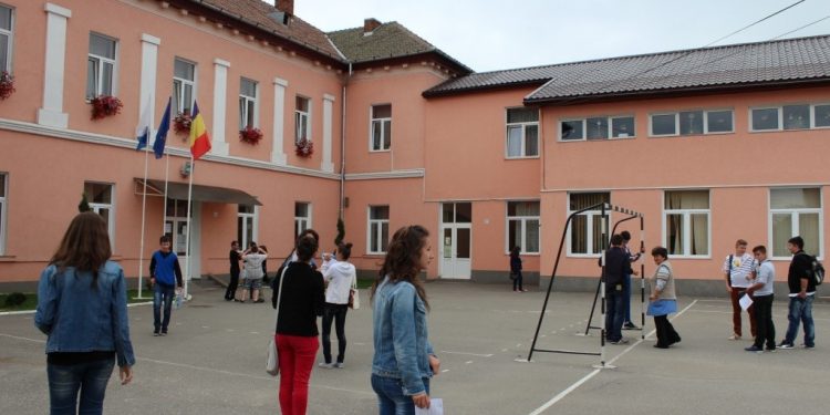 Fără mască în curtea școlii, de săptămâna viitoare