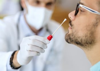 Testarea rapidă în farmacii pentru depistarea COVID-19, aprobată de Ministerul Sănătății