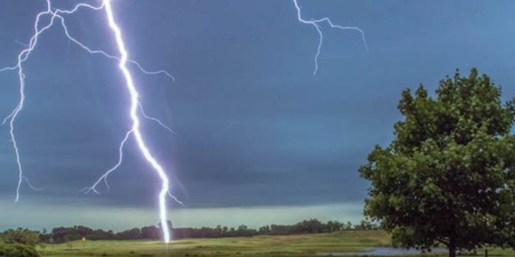 Loviți de fulger în apropierea localității Găleteni