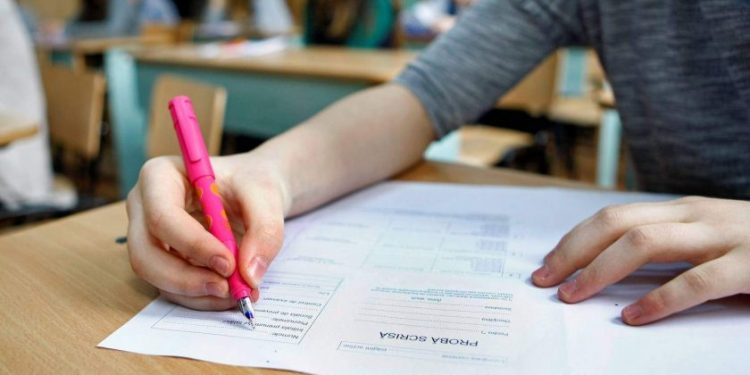 Ministrul Educaţiei: Evaluare Naţională şi BAC fără triaj epidemiologic şi fără panouri plexiglas