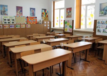 Primarul și viceprimarul din Purani și-au trecut ilegal copiii de la grădiniță la școală, în mijlocul anului școlar