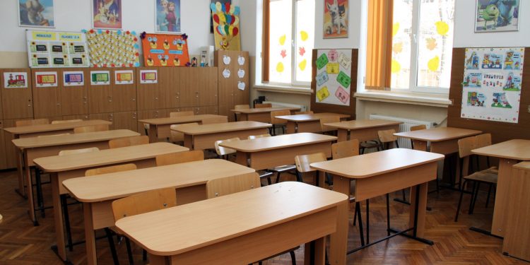 Primarul și viceprimarul din Purani și-au trecut ilegal copiii de la grădiniță la școală, în mijlocul anului școlar